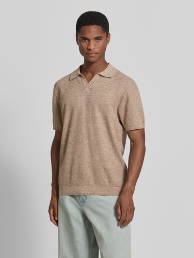 Męski model nosi Regular Fit Poloshirt in Strick-Optik od JAKE*S STUDIO MEN z bawełny, kołnierzyk polo, krótki rękaw, imitacja dzianiny, długość tyłu 70 cm, długość rękawów 26 cm, beżowy melanż, prosty krój, strukturalna faktura, widok całej sylwetki z przodu.