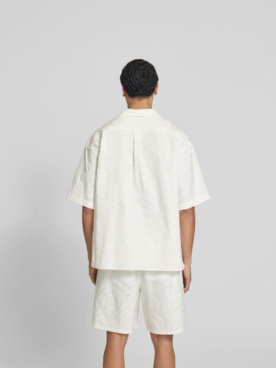 Männermodel trägt Freizeithemd mit Strukturmuster von Kenzo in Weiß, reine Baumwolle, relaxed Fit, Reverskragen, Rückansicht Ganzkörperansicht.