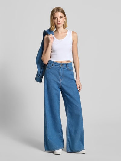Kobiece modelka nosi Slim Fit Top mit Zierbordüre Modell 'Tiora' od Drykorn z bawełny, krój slim fit, długość tyłu w rozmiarze S 33 cm, biała faktura, gładkie powierzchnie, pełny widok z przodu
