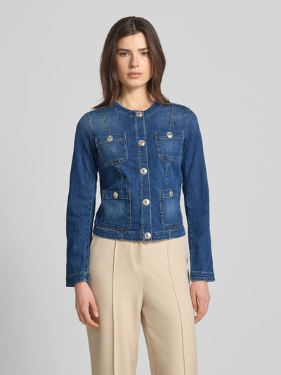 Modelka kobieta nosi Jeansjacke mit Rundhalsausschnitt od Liu Jo White, niebieski dżins, bawełniany miks, krój slim fit, długość tyłu 48 cm, szerokość ramion 37 cm, szerokość w rozmiarze 36: 45 cm, długość rękawa 62 cm, przód z kieszeniami na piersi i guzikami, widok całej sylwetki z przodu.