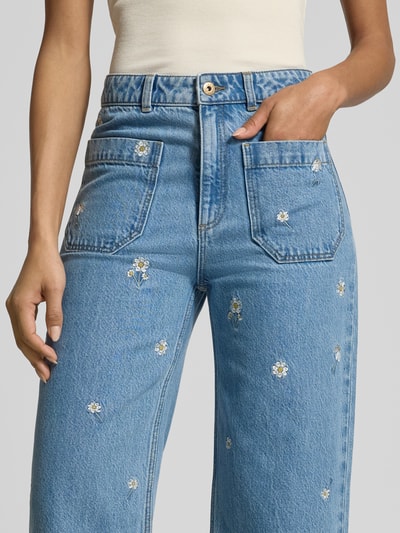 Frauenmodel trägt Jeans in verkürzter Passform mit Stitchings von Jake*s Casual, blaue Waschung, bestickt, Nahaufnahme Oberkörper. Gerader Schnitt, Eingrifftaschen, sichtbare Textur der Denim-Oberfläche.