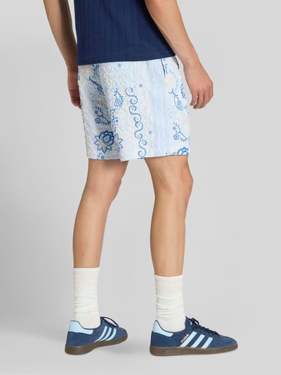 adidas Originals Relaxed Fit Shorts aus Seersucker Hellblau 4