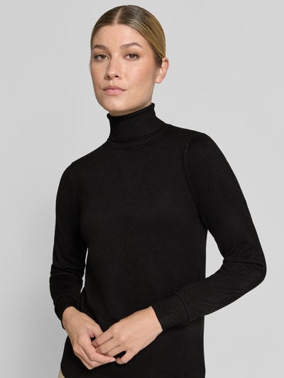Modelka kobieca nosi czarny sweter z dzianiny z golfem z mieszanki wiskozy, krój slim fit, Model 'Morla' od b.young, mieszanka wiskozy, elastyczne wykończenia, długość tyłu w rozmiarze S: 55 cm, długość rękawów w rozmiarze S: 62 cm, zdjęcie przedstawia górną część sylwetki z przodu.