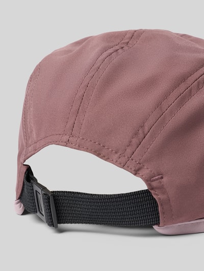 Produktfoto, Base Cap mit Logo-Print Modell 'Fly' von NIKE TRAINING z ozdobnymi szwami, różowa tkanina, czarny pasek z tyłu