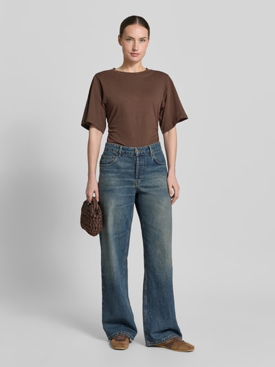 Vrouwenmodel draagt T-Shirt met 1/2-Arm en Raffungen van Jake*s Casual, pure katoen, nauwsluitende fit, ronde hals, bruin, vooraanzicht full body.
