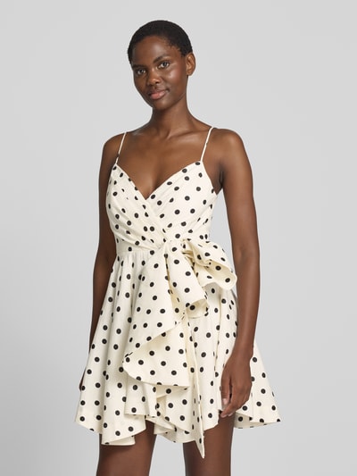 Frauenmodel trägt Cocktailkleid in Wickel-Optik von Forever New mit Herz-Ausschnitt, Punkten und Drapierungen, Nahaufnahme Oberkörper.