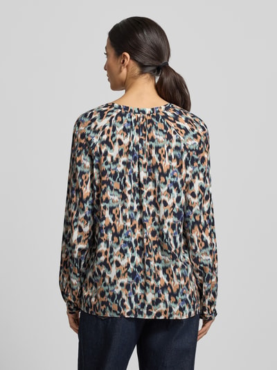 Frauenmodel trägt Blusenshirt aus reiner Viskose von Christian Berg Woman mit Allover-Animal-Muster, lockere Passform, Ganzkörperansicht Rückansicht