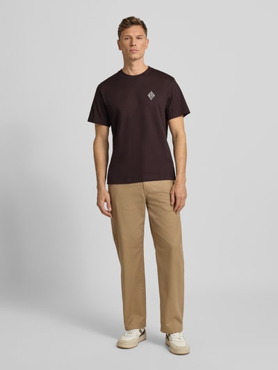 Männermodel trägt Regular Fit T-Shirt aus reiner Baumwolle Modell 'JERSEY LOURD' von Lacoste, Optik: Unifarben, Ganzkörperansicht von vorne.