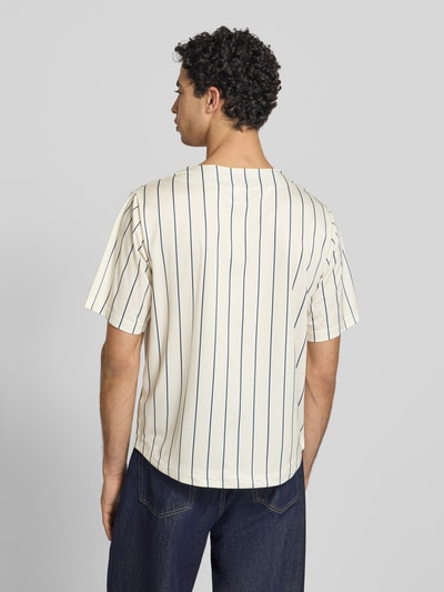 Männermodel trägt Regular Fit Freizeithemd mit Logo-Stitching von KARL KANI mit dunkelblauen Streifen, Rückenlänge 64 cm, Ganzkörperansicht Rückansicht.