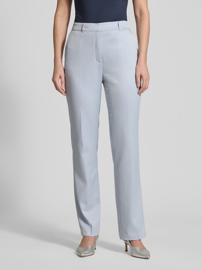 Frauenmodel trägt Regular Fit Weite Hose aus Viskose-Mix von s.Oliver BLACK LABEL in Hellgrau, seitliche Eingrifftaschen, Ganzkörperansicht von vorne.