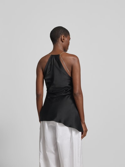 Frauenmodel trägt Top aus Satin mit Viskose-Anteil von Victoria Beckham in Schwarz, körpernahe Passform, Neckholder, ärmelloses Design, Material-Mix, Rückenlänge bei Größe 36: 70 cm, glatte Oberfläche, Ganzkörperansicht Rückansicht.