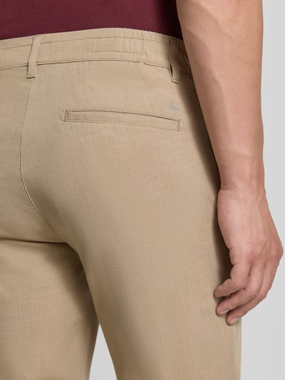 Männermodel trägt Gerade Hose Mit Viskose-Anteil Modell 'Phil P' von Brax in Beige mit feiner Struktur, Nahaufnahme Rückansicht, Herren Gerade Hose von Brax.