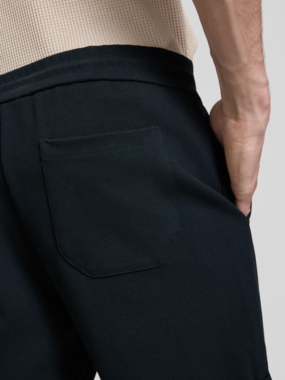 Männermodel trägt Regular Fit Shorts mit Viskose-Anteil Modell 'NEWKODYL' von Only & Sons, dunkle Melange-Optik, Gesäßtasche, Detailaufnahme