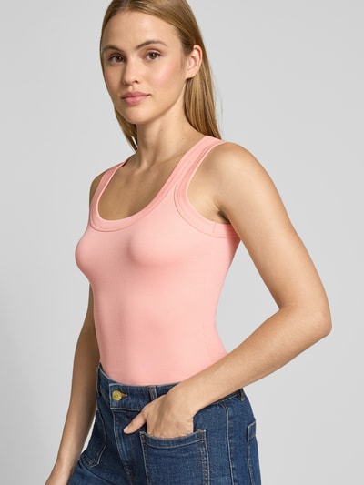 Frauenmodel trägt Tanktop in Ripp-Optik mit Rundhalsausschnitt von Marc Cain, Baumwoll-Elasthan-Mix, Slim-Fit, rosa, Ganzkörperansicht von vorne. Rückenlänge bei Größe 36: 57 cm