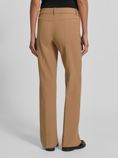 Vrouwenmodel draagt High Waist Hose met Pattentaschen van CAMBIO, kleur: effen, slim fit, details: knopen, zakken, bandplooi, Materiaalverwerking: geweven stof, full body aanzicht achterkant.