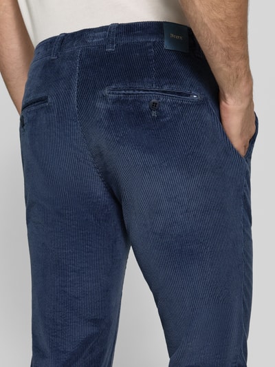 Mannenmodel draagt Modern Fit corduroy broek uit katoenmix model 'Fabio' van Brax, Heren smalle broek, detailopname rugaanzicht.