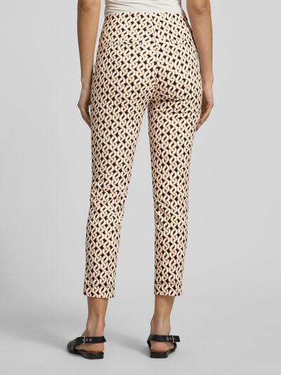 Frauenmodel trägt Slim Fit Hose in verkürzter Passform von Christian Berg Woman aus Baumwoll-Mix mit Stretch-Anteil, Allover-Look, Ganzkörperansicht Rückansicht