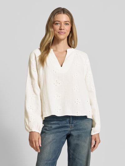 Frauenmodel trägt Relaxed Fit Langarmbluse aus reiner Baumwolle Modell 'NATALI' von Vero Moda, Optik: Unifarben, Lochstickerei, Ballonärmel, Materialverarbeitung: Seersucker, Ganzkörperansicht von vorne.