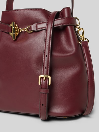 Produktfoto, Torebka typu Bucket Bag aus echtem Rindsleder od Lauren Ralph Lauren, bordowa skóra bydlęca, ozdobna sprzączka, odpinany pasek na ramię, główna przegroda, przegródka wewnętrzna z zamkiem błyskawicznym, szerokie 24 cm, długość 24 cm, głębokość 14 cm, długość paska na ramię 117 cm.