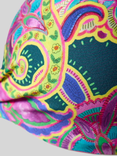 Frauenmodel trägt Bikini-Oberteil mit Allover-Paisley-Print Modell 'Lise' von Marie Jo aus Elastischer-Material-Mix, Nahaufnahme Oberkörper.