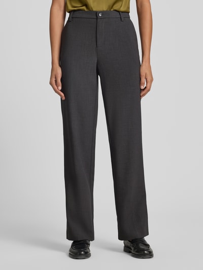 Vrouwenmodel draagt Straight Fit broek met steekzakken van Christian Berg Woman, mix met viscose, donkergrijs, Ganzkörperansicht van voren. Context: Dames broek van Christian Berg Woman, mix met viscose, straight fit, steekzakken, paspelzakken achter, bandwijdte bij maat 36: 38 cm, binnenbeenlengte bij maat 36: 78 cm.