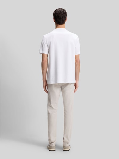 Männermodel trägt Regular Fit T-Shirt aus reiner Baumwolle Modell 'TE_INTERLOCK' von BOSS Orange, Optik: Unifarben, Ganzkörperansicht Rückansicht.