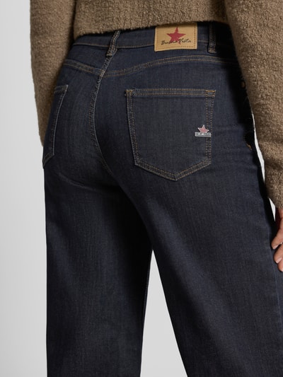 Vrouwenmodel draagt donkerblauwe straight fit jeans uit mix van katoen, duidelijke textuur, Buena Vista Straight Fit Jeans uit katoenmengsel, detailopname rugaanzicht, dames straight fit jeans van Buena Vista