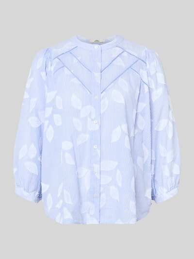 Produktfoto, Regular Fit Bluse mit 3/4-Arm Modell 'FAVIOLA FANCY' von 0039 Italy aus reiner Baumwolle, hellblau-weiß gemustert mit zarten Streifen und Blättermotiv, Rundhalsausschnitt, Rückenlänge bei Größe S 63 cm, Ärmellänge 57 cm.