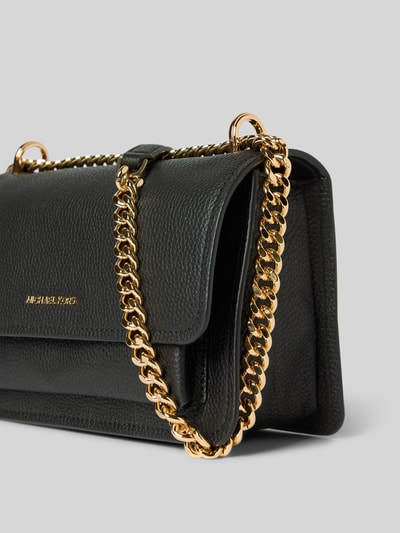 Produktfoto, schwarze Umhängetasche aus Leder mit Logo-Detail Modell 'CLAIRE' von MICHAEL Michael Kors, goldfarbener Schultergurt in Gliederketten-Optik, Hauptfach mit Umschlag und Druckknopfverschluss, Reißverschlussfach innen, Maße: Breite 23 cm, Länge 15 cm, Tiefe 10 cm, Schulterriemen 110 cm.