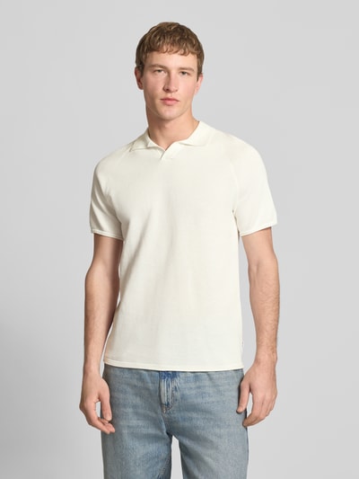 Mannenmodel draagt Regular Fit poloshirt met structuurpatroon model 'HILL' van Jack & Jones, puur katoen, v-hals, ruglengte maat M 66 cm, voorkant totale lichaamsweergave.