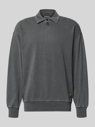 Produktfoto, Sweatshirt mit Polokragen von Carhartt Work In Progress aus reiner Baumwolle in Dunkelgrau, gerader Schnitt, kurzer Reißverschluss, Label-Patch auf Hüfthöhe, sichtbare Textur.