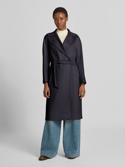 Frauenmodel trägt dunkelblauen Regular Fit Mantel aus reiner Schurwolle Modell 'RESINA' von Weekend Max Mara, Ganzkörperansicht von vorne.
