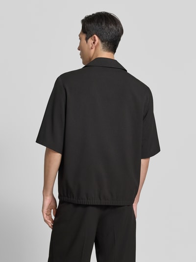 Männermodel trägt Relaxed Fit Hemdjacke mit Reverskragen von Lindbergh aus Material-Mix mit Viskose-Anteil, Rückenansicht.