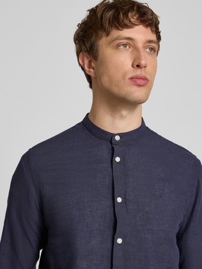Männermodel trägt Slim Fit Freizeithemd aus Baumwoll-Leinen-Mix Modell 'CAIDEN' von Only & Sons, Optik: Unifarben, Nahaufnahme Oberkörper.