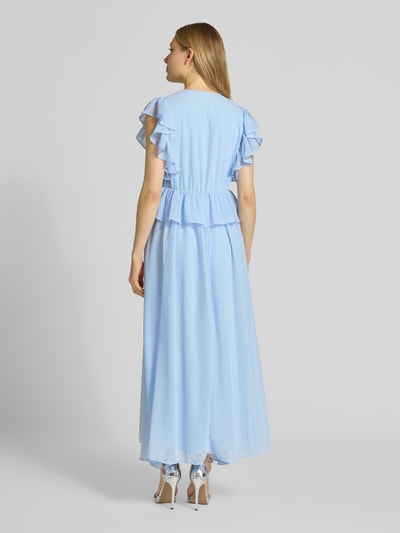 Vrouwenmodel draagt lichtblauwe cocktailjurk met volants, recht model, midi-jurk, V-hals, YAS Cocktailkleid mit Volants Modell 'MUSSI', fließende stof, ruglengte maat 36: 138 cm, borstwijdte maat 36: 46 cm, geheel op een neutrale achtergrond, volledige lichaamsopname van achteren.