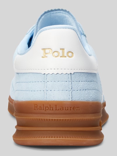 Produktfoto, Sneaker aus Leder mit Schnürung Modell 'HERITAGE AERA' von Polo Ralph Lauren w jasnoniebieskim kolorze, zaokrąglony nosek, detale z logo, gumowa podeszwa, wysokość obcasa w rozmiarze 40: 4 cm, wysokość cholewki w rozmiarze 40: 6 cm, szerokość w rozmiarze 40: 6 cm, tekstura zamszowa i gładka