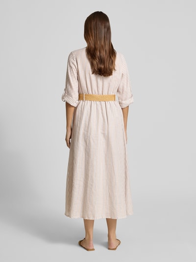 Frauenmodel trägt Tailliertes Freizeitkleid aus Leinen-Baumwoll-Mix von s.Oliver BLACK LABEL in Beige mit feinen Streifen, Ganzkörperansicht Rückansicht.