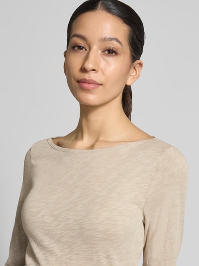 Frauenmodel trägt Regular Fit Langarmshirt aus reiner Baumwolle von Marc O'Polo in Melange-Optik, Logo-Print, U-Boot-Ausschnitt, Jersey, Nahaufnahme Oberkörper.