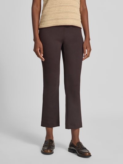 Frauenmodel trägt Regular Fit Schlaghose in 7/8 Länge Modell 'MACY' von Raffaello Rossi, braun, strukturierte Optik, Ganzkörperansicht von vorne, Damen Schlaghose von Raffaello Rossi.