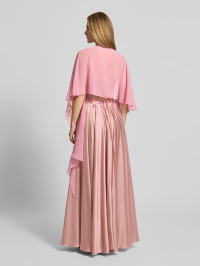 Modelka nosi Etola aus Chiffon mit Knopfverschluss von Vera Mont, szyfon, płynna tkanina, zapięcie na guzik, widok całej sylwetki z tyłu.