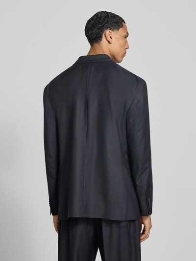 Männermodel trägt Regular Fit Sakko aus Woll-Mix von Officine Générale in dunklem Farbton, strukturierter Stoff, Ganzkörperansicht Rückansicht. Rückenlänge 78 cm, Schulterbreite 47 cm, Ärmel 59 cm, Woll-Kaschmir-Mix mit Seide, Doppelreiher, Paspeltaschen, Reverskragen.