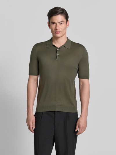 Männermodel trägt Slim Fit Poloshirt aus reiner Seide von GRAN SASSO in Oliv mit Polokragen, semitransparent, kurzärmelig, Ganzkörperansicht von vorne. Rückenlänge 68 cm bei Größe 50.