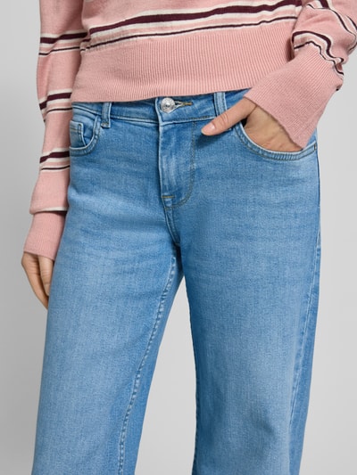 Frauenmodel trägt Wide Leg Jeans aus Baumwoll-Mix Modell 'JUDY' von Only mit Melange-Optik, Kontrastnähten und 5-Pocket-Design, Nahaufnahme Oberkörper.