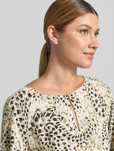 Vrouwenmodel draagt Relaxed Fit blouse met korte mouwen uit pure viscose van s.Oliver BLACK LABEL met beige dierenprint, close-up bovenlichaam