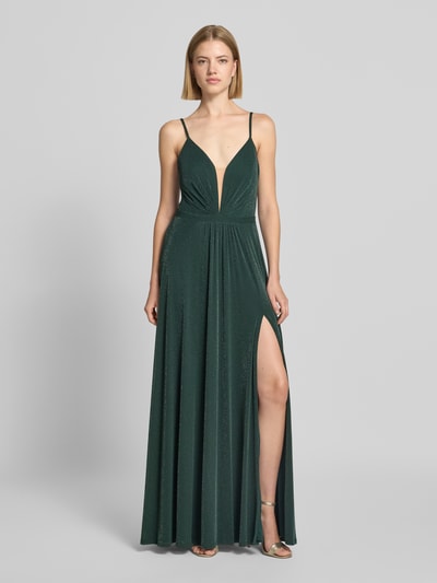 Frauenmodel trägt Schimmerndes Abendkleid mit Drapierungen und rückseitigem Cut Out von Vera Mont in dunklem Grün, Maxikleid A-Linie, Material-Mix mit Stretch-Anteil, V-Ausschnitt, Spaghettiträger, seitlicher Schlitz, Ganzkörperansicht von vorne.