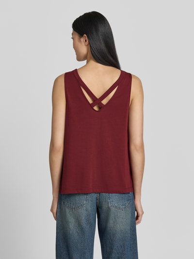 Vrouwenmodel draagt Regular Fit Trägertop aus katoenmix van s.Oliver RED LABEL in bordeauxrood met kruisbands, Ganzkörperansicht Rückansicht.