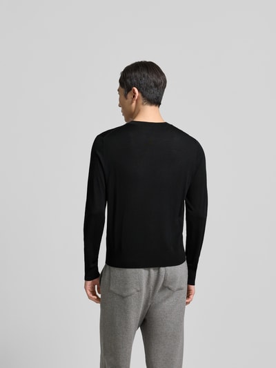 Männermodel trägt schwarzen Wollpullover aus reiner Wolle von Dsquared2 mit Rundhalsausschnitt, Rückansicht, Ganzkörperansicht Rückansicht.