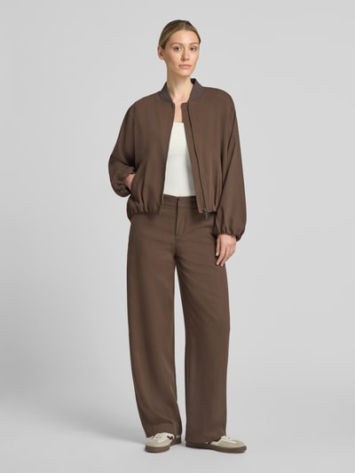 Frauenmodel trägt Blouson aus Lyocell-Mix mit Zweiwege-Reißverschluss von Drykorn, Relaxed-Fit, Braun, Stehkragen, Eingrifftaschen, Ganzkörperansicht von vorne, Damen Modell SOWLEY, Rückenlänge 55 cm, Brustweite 74 cm, Ärmellänge 60 cm.