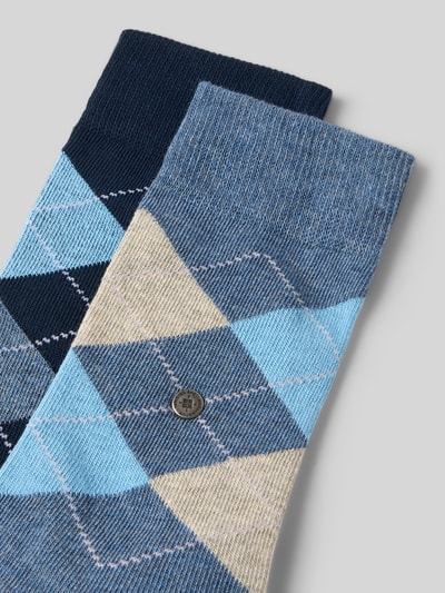 Produktfoto, Socken mit Label-Detail von Burlington, Baumwoll-Mix mit Stretch, Rippenbündchen, Muster in Blau und Beige, Logo-Stitching