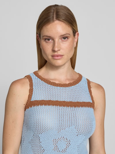 Vrouwenmodel draagt Strickkleid met ronde hals en contraststrepen van Jake*s Casual in katoenmix, lichtblauw met bruin, recht model, golvende zoom, midi-jurk, borstwijdte maat S 35 cm, detailopname bovenlichaam.